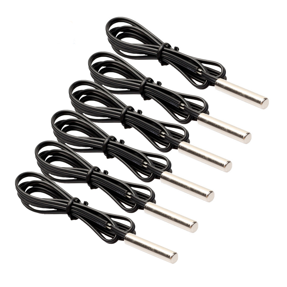 Draufsicht: 6 identische Temperatursensoren mit schwarzem Kabel, Metallsensor und 2-poligem Steckverbinder, nebeneinander