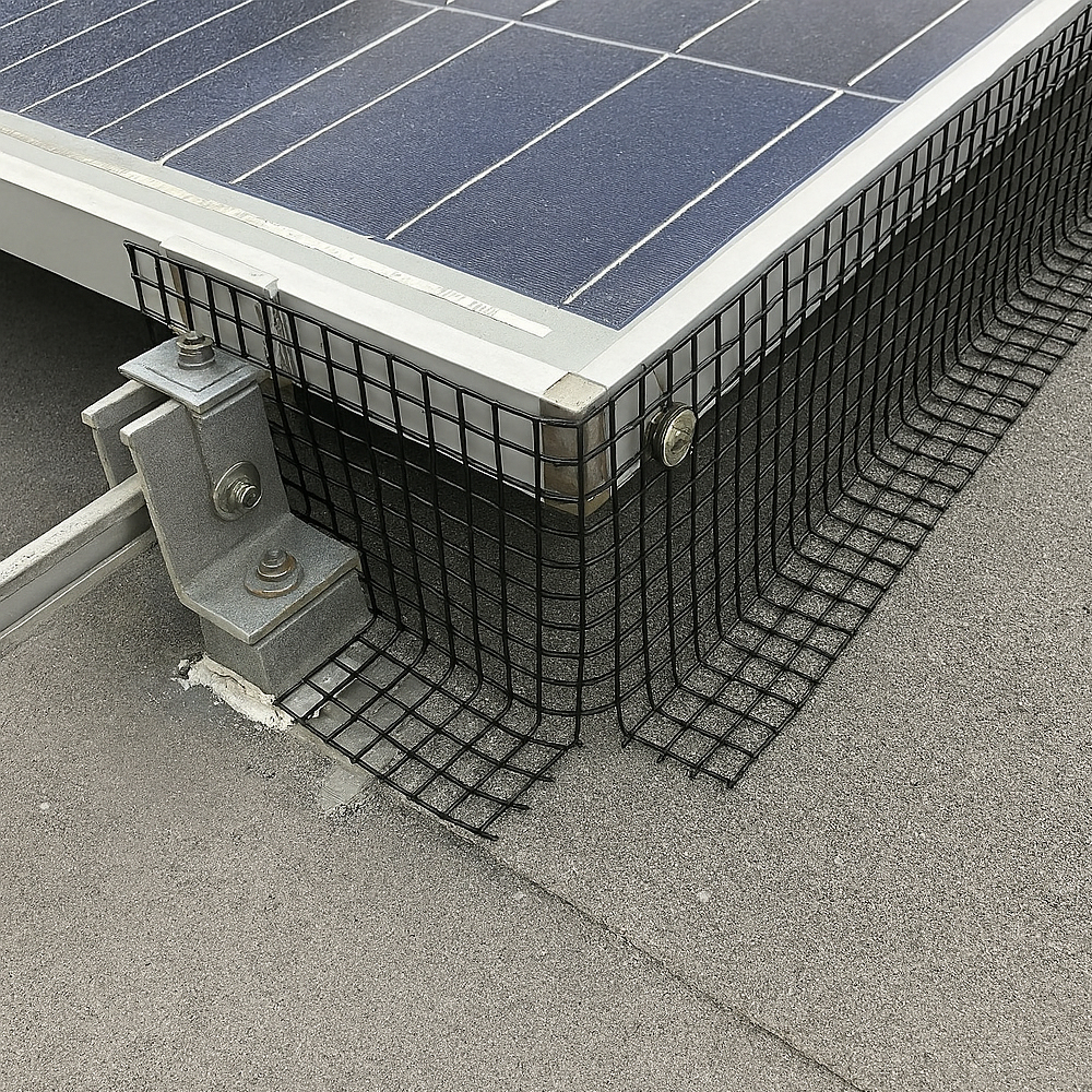 Anwendungsbeispiel: Schutzgitter, das um die Ecke eines Solarmoduls befestigt wurde