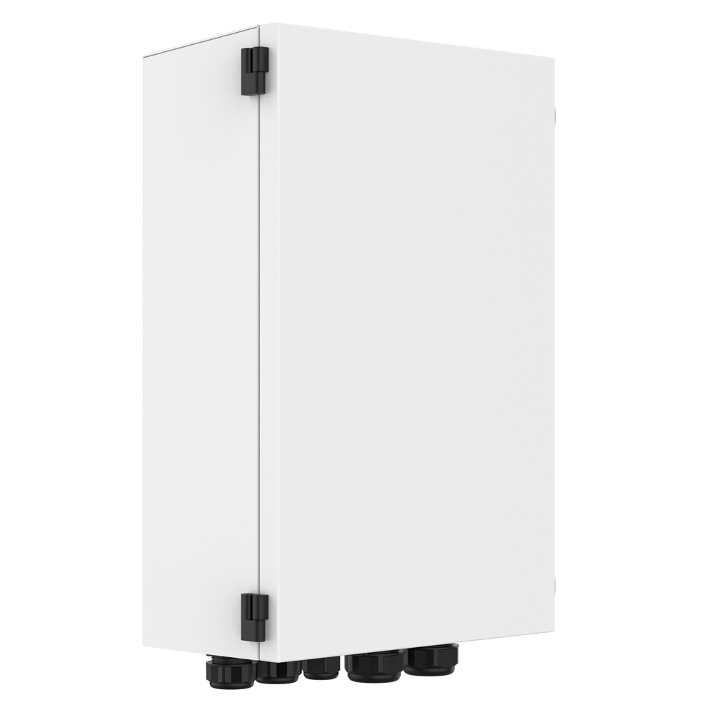 Schrägansicht von links: weiße, rechteckige Solax X3-Matebox G2; schwarze Scharniere & unten schwarze Kabelverschraubungen