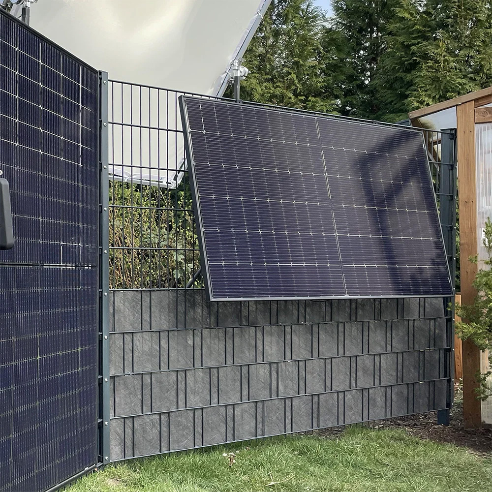 montiertes PV Modul am Zaun im Garten