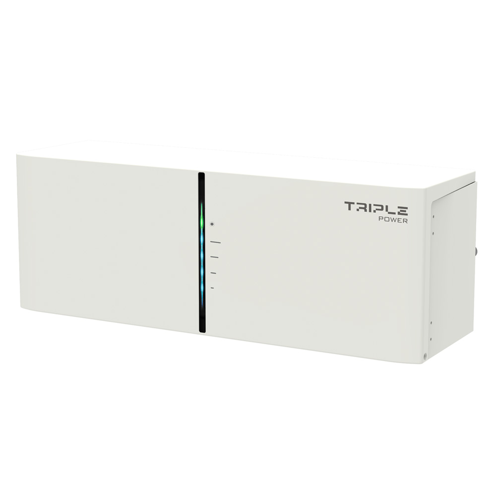Schrägansicht von rechts oben: Solax T-BAT BMS MCS0800 in weiß mit vertikaler LED-Anzeige und Triple-X-Logo