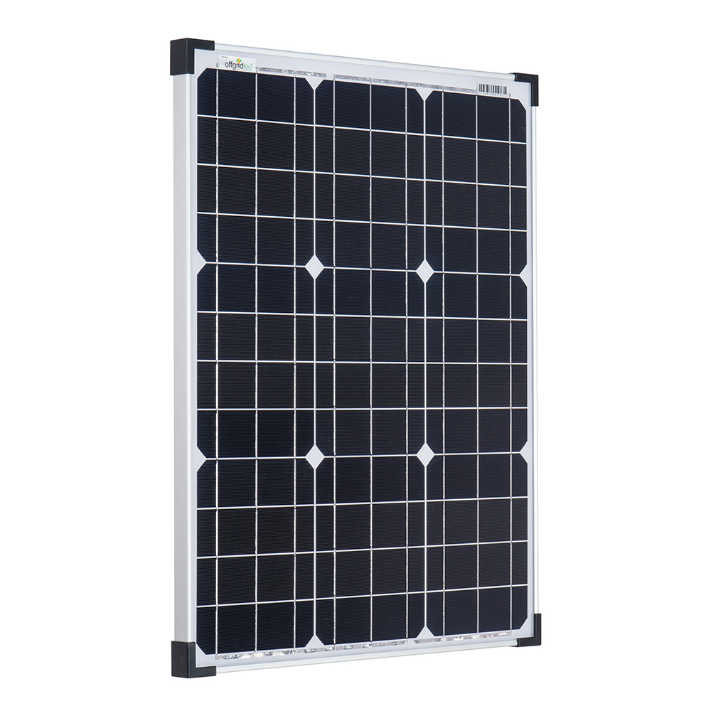 Solarmodul mit schwarzen Zellen und silbernen Rahmen in Frontansicht