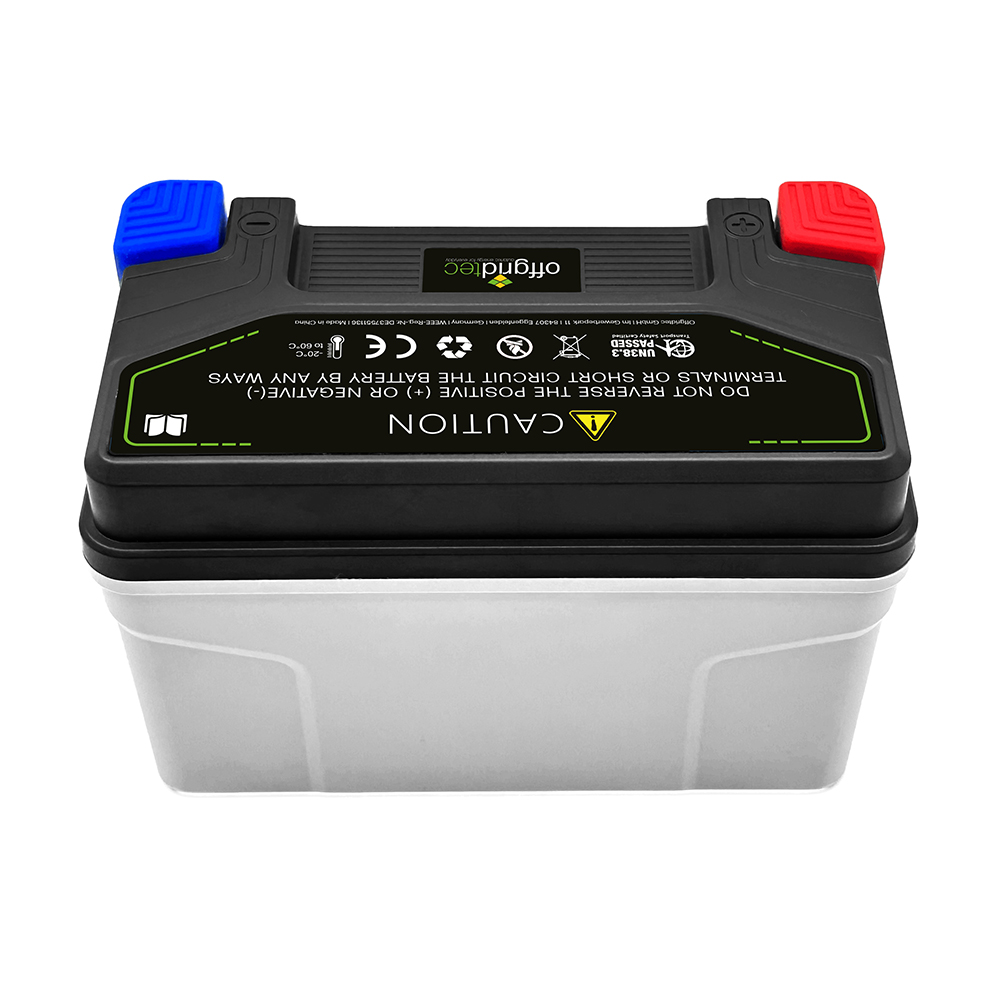 graue Motorradbatterie schräge Rückansicht