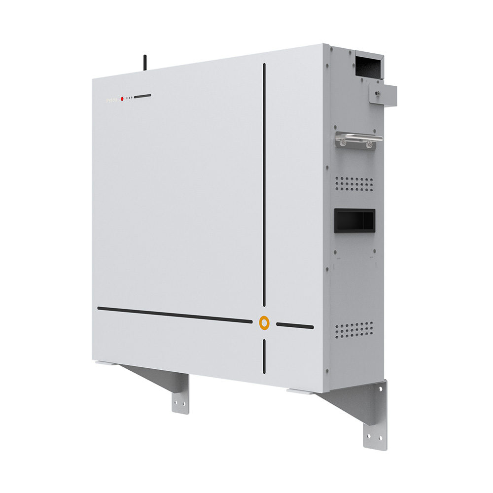 Seitenansicht eines hängenden Pytes V16 Lite LiFePO4 Batteriespeichers mit Griffen, weißem Gehäuse und schwarzen Linien