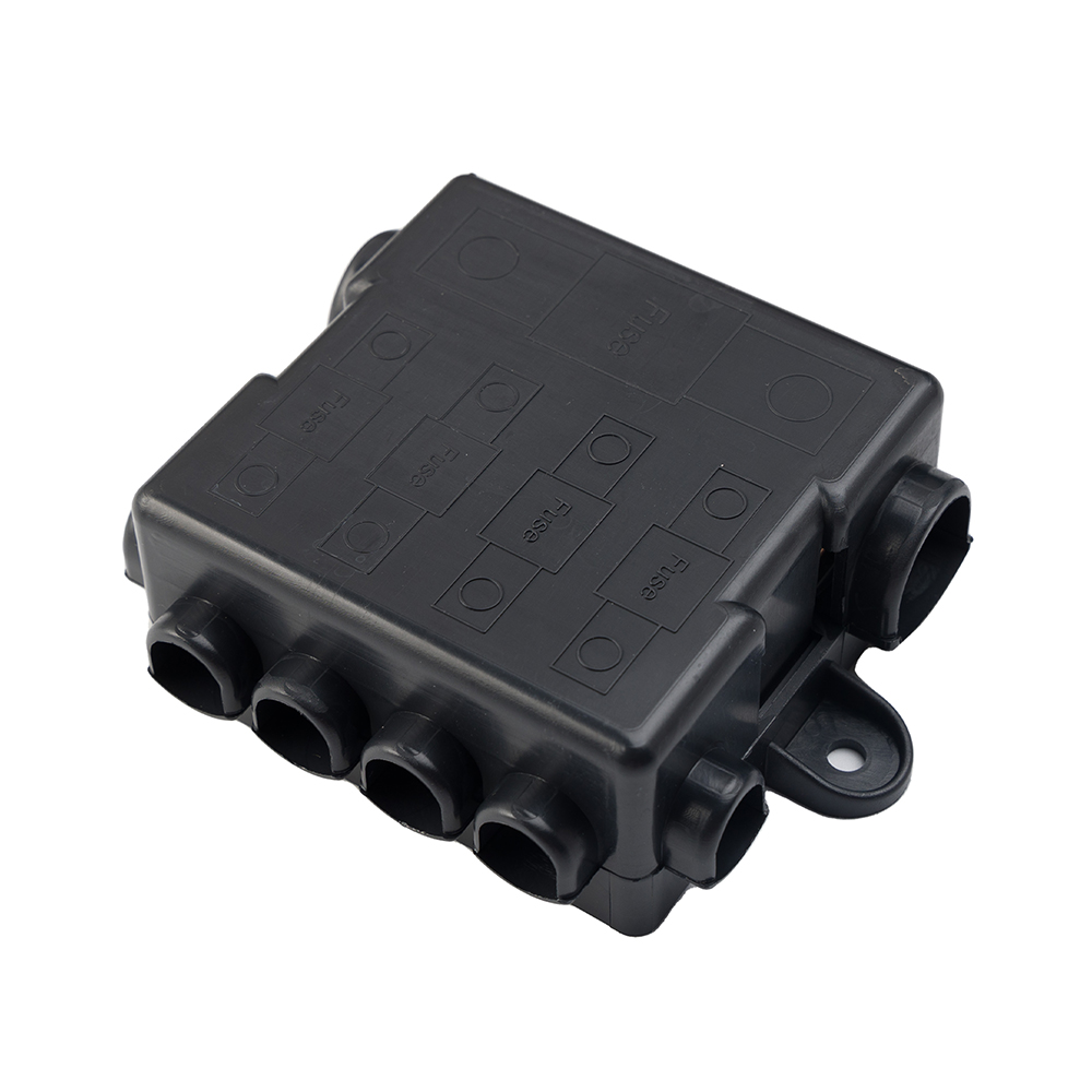 Schrägansicht: schwarzer Sicherungshalter 1 x Mega + 4 x Midi Sicherung inkl. Busbar; mit  Abdeckung;