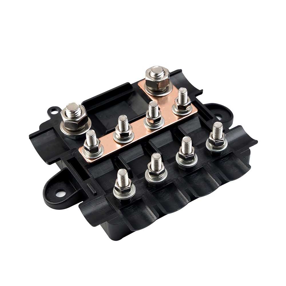Schrägansicht: schwarzer Sicherungshalter 1 x Mega + 4 x Midi Sicherung inkl. Busbar; ohne Abdeckung