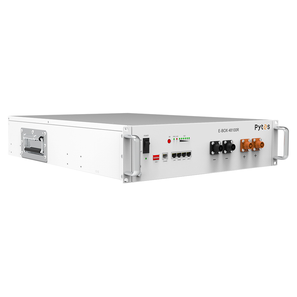 Schrägansicht: hellgraue, rechteckige Pytes E-Box 48100R-TE+ Batterie mit silbernen Halterungen und Knöpfen/Anschlüssen