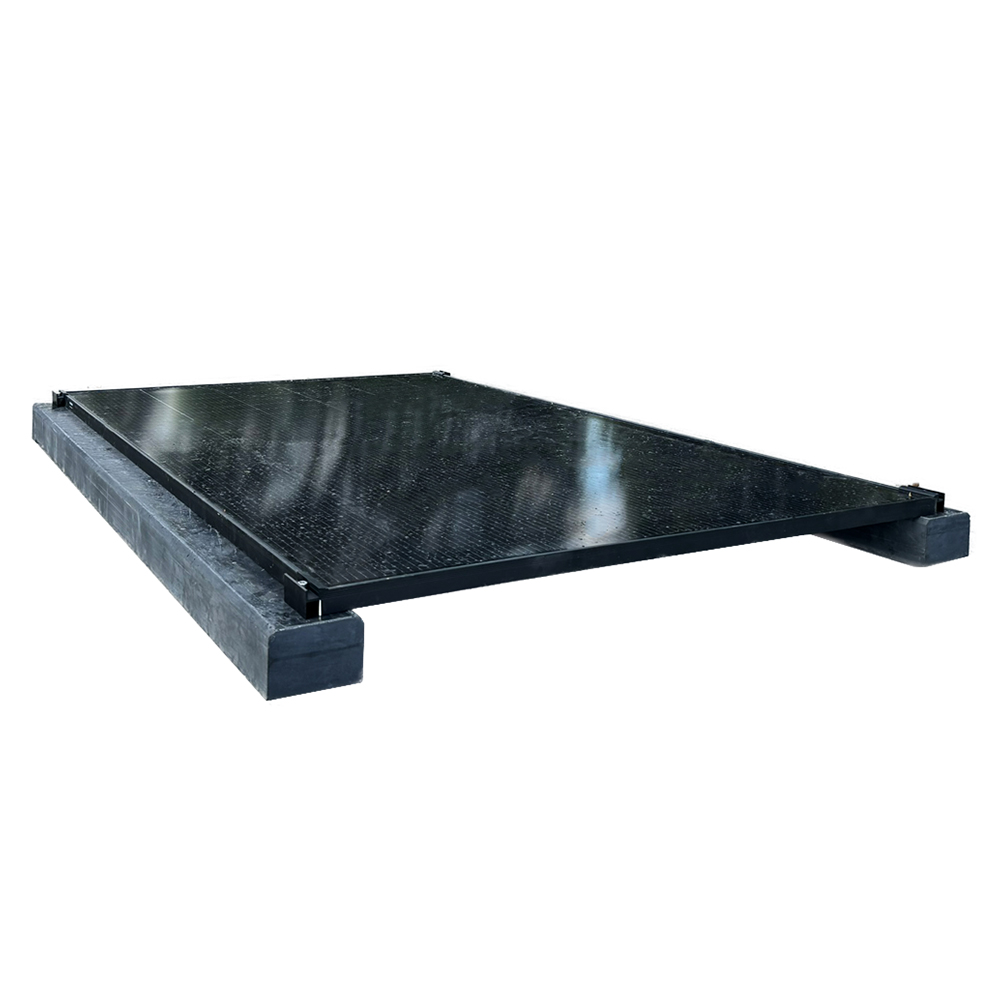 Schrägansicht: Solarmodul flach auf zwei anthraziten Wattstone Betonsockeln mit 0° Neigung montiert