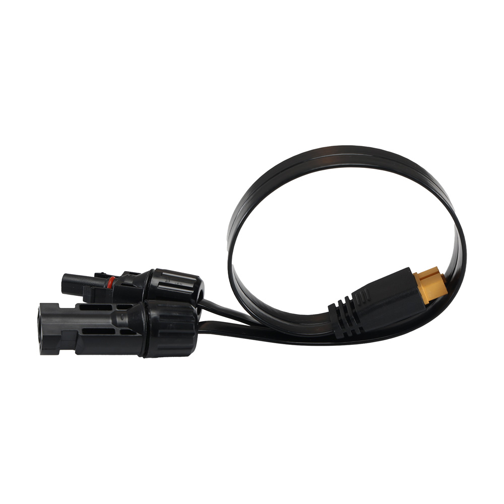 Superflaches 2,5 m XT60-zu-MC4 Verbindungskabel mit schwarzen Steckern und flachem 4 mm² Kabel auf weißem Hintergrund