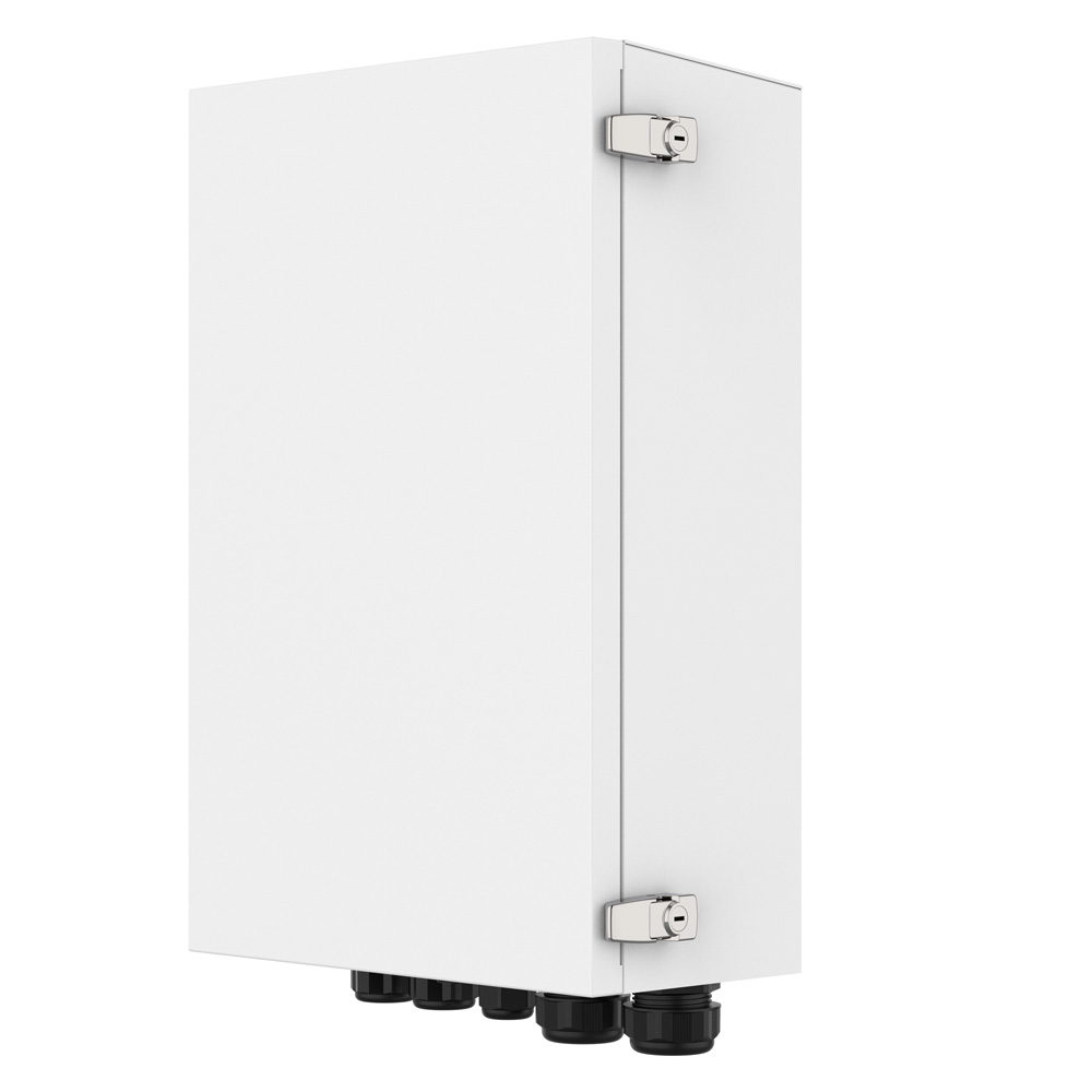 Schrägansicht von rechts: weiße, rechteckige Solax X3-Matebox G2; silberne Verschlüsse & unten schwarze Kabelverschraubungen