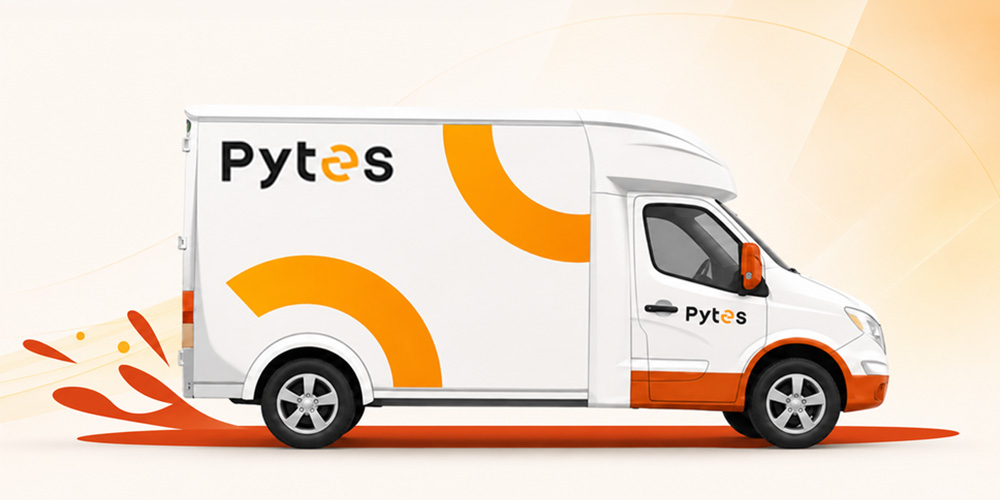 Weißer Lieferwagen mit orangefarbenen Halbkreis-Designs und dem Schriftzug 'Pytes' an der Seite und auf der Fahrertür