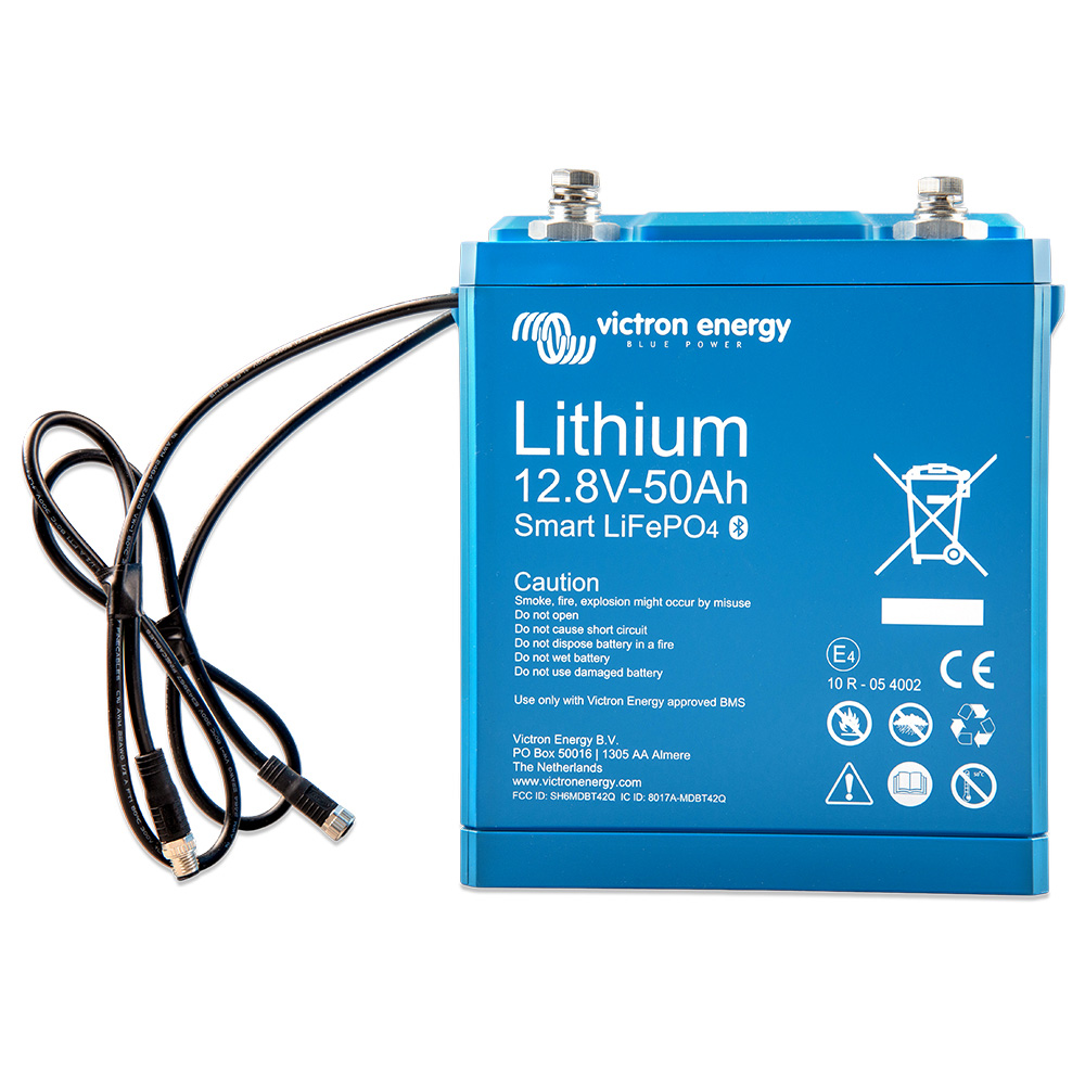 Frontansicht: blauer Victron 12.8V 50Ah Lithium-Batterie mit integrierten Kabeln