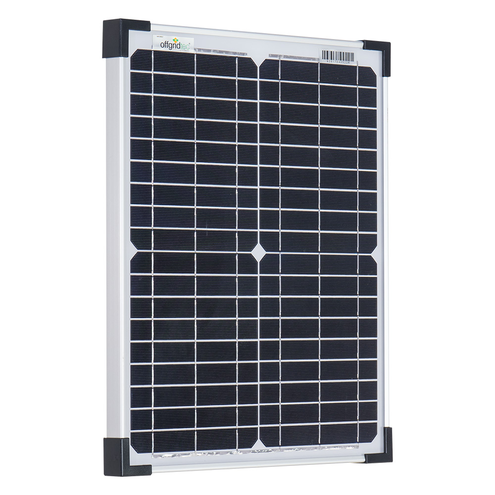 Solarmodul mitSolarmodul mit blauen Zellen, silbernem Rahmen und schwarzen Ecken in schräger Ansicht blauen Zellen, silbernem Rahmen und schwarzen Ecken in Frontansicht
