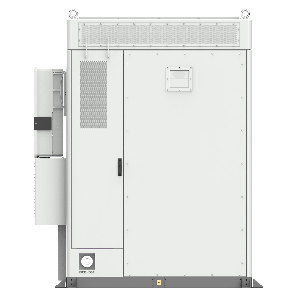 Rückseite des AELIO-B200 Energy Storage mit SolaX-Modulgehäuse auf der linken Seite und Lüftungsgittern