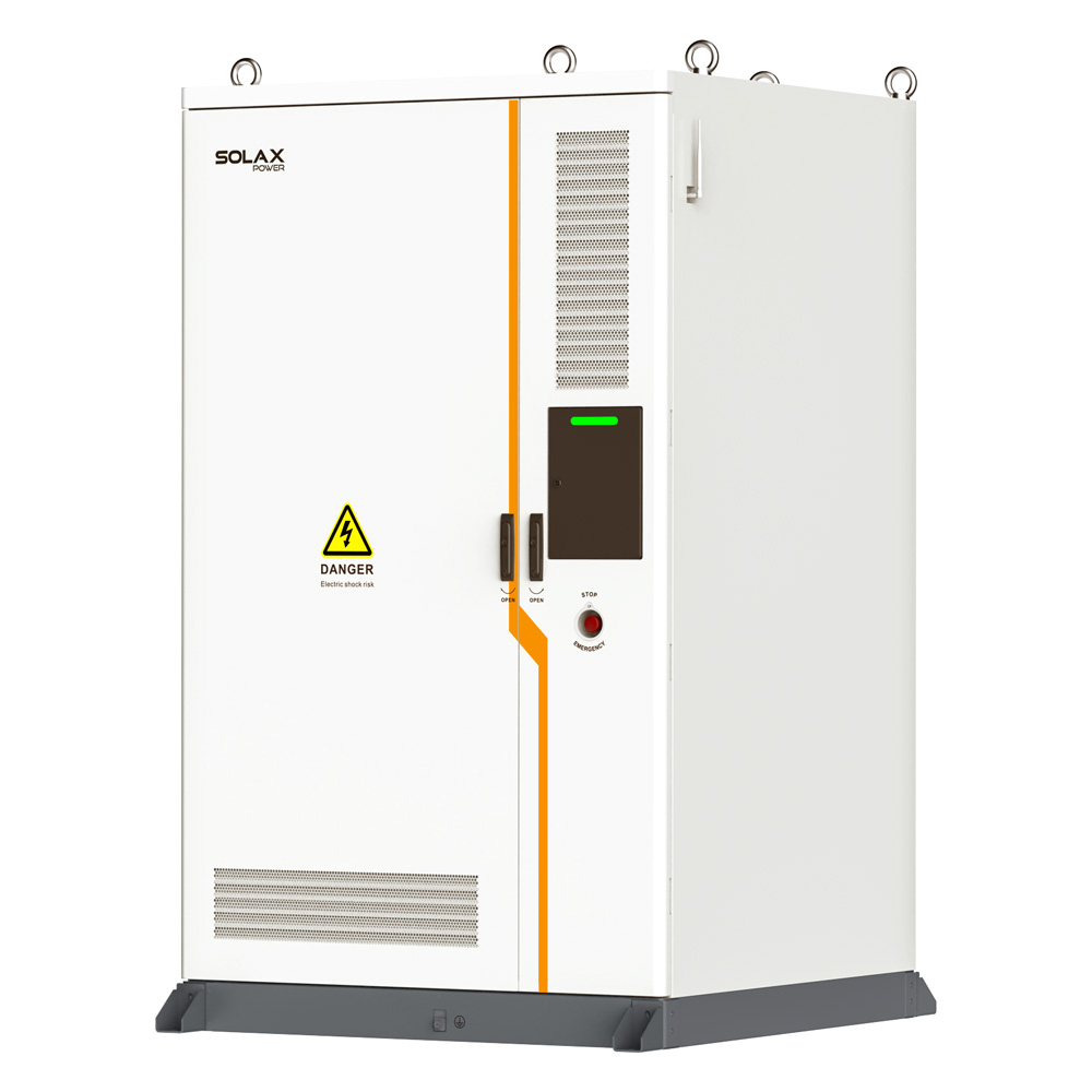 Schrägansicht von rechts: Weißes, rechteckiges Solax 125kw Power conversion System mit Lüftungsgitter und Stop-Knopf