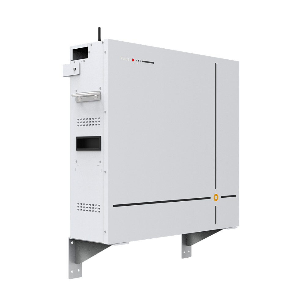 Seitenansicht eines hängenden Pytes V16 Lite LiFePO4 Batteriespeichers mit Griffen, weißem Gehäuse und schwarzen Linien