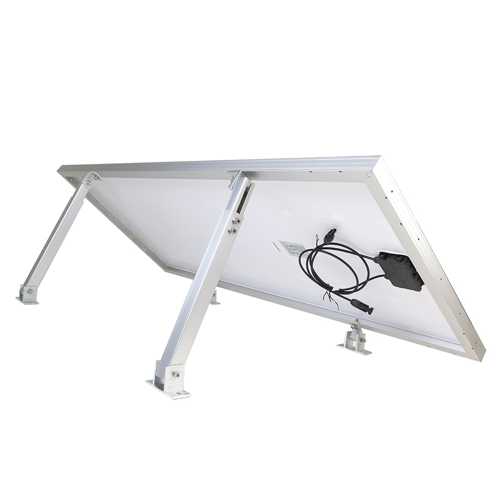 Montierte Solarmodulhalterung; Das Modul steht im 45 Grad Winkel befestigt an der Halterung