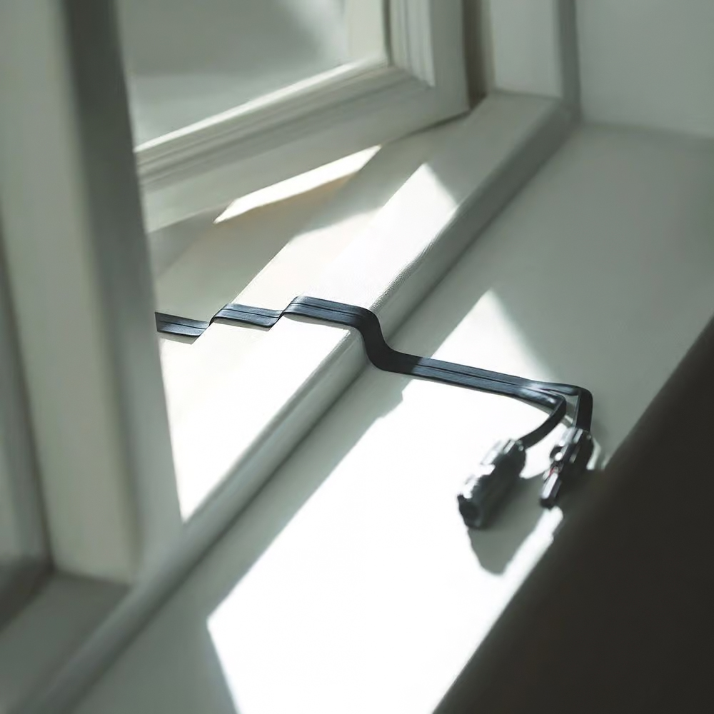 Flaches 2,5m MC4-Verbindungskabel: Fensterdurchführung, verlegt zwischen Fensterrahmen und Fensterbank