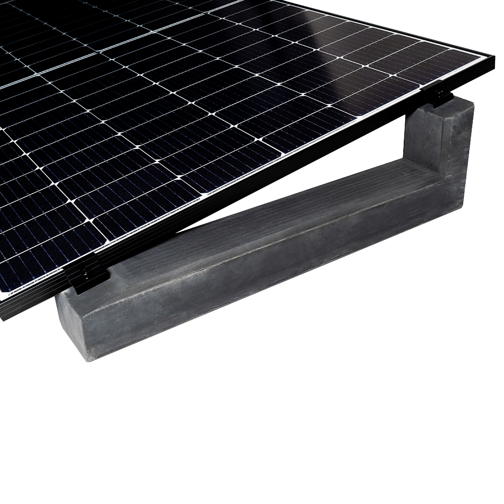 Solarmodul angebracht an einem anthraziten 15 Grad Wattstone Betonsockel
