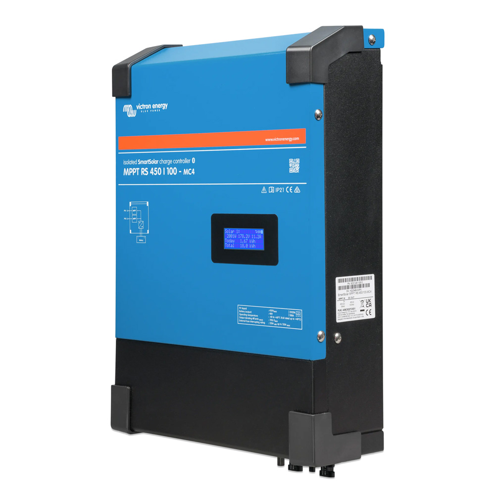 Schrägansicht von rechts: des blauen, rechteckigen Victron SmartSolar MPPT RS 450/100-MC4 Ladereglers mit kleinem Display