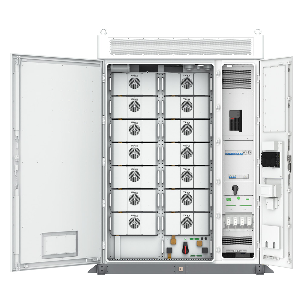 Geöffnete Frontansicht: AELIO-B200 Energy Storage mit Batteriemodulen, Lüftern, Schaltern und Anschlüssen