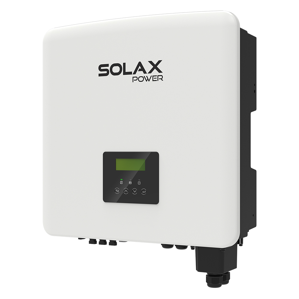 Schrägansicht von rechts: weißer Solax X3-HYBRID-15.0-D Wechselrichter mit Display, Tastenfeld, Anschlüssen und WiFi-Dongle