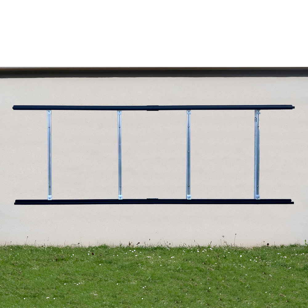 Wattstone WandPV Modulhalterung für 2 Solarmodule an einer weißen Wand vor einer Wiese angebracht