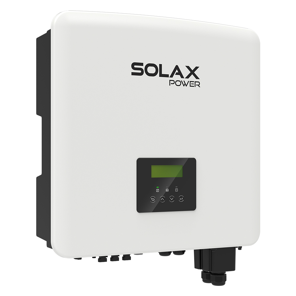 Schrägansicht von links: weißer Solax X3-HYBRID-15.0-D Wechselrichter mit Display, Tastenfeld, Anschlüssen und WiFi-Dongle