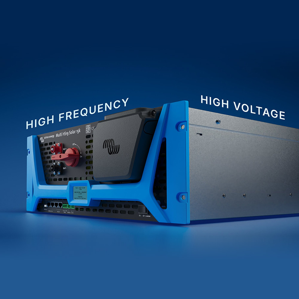 Nahaufnahme eines blauen und silbernen Victron Energy Multi HS19 Solar 15k Geräts mit Beschriftungen "HIGH FREQUENCY" und "HIGH VOLTAGE" an den Seiten.