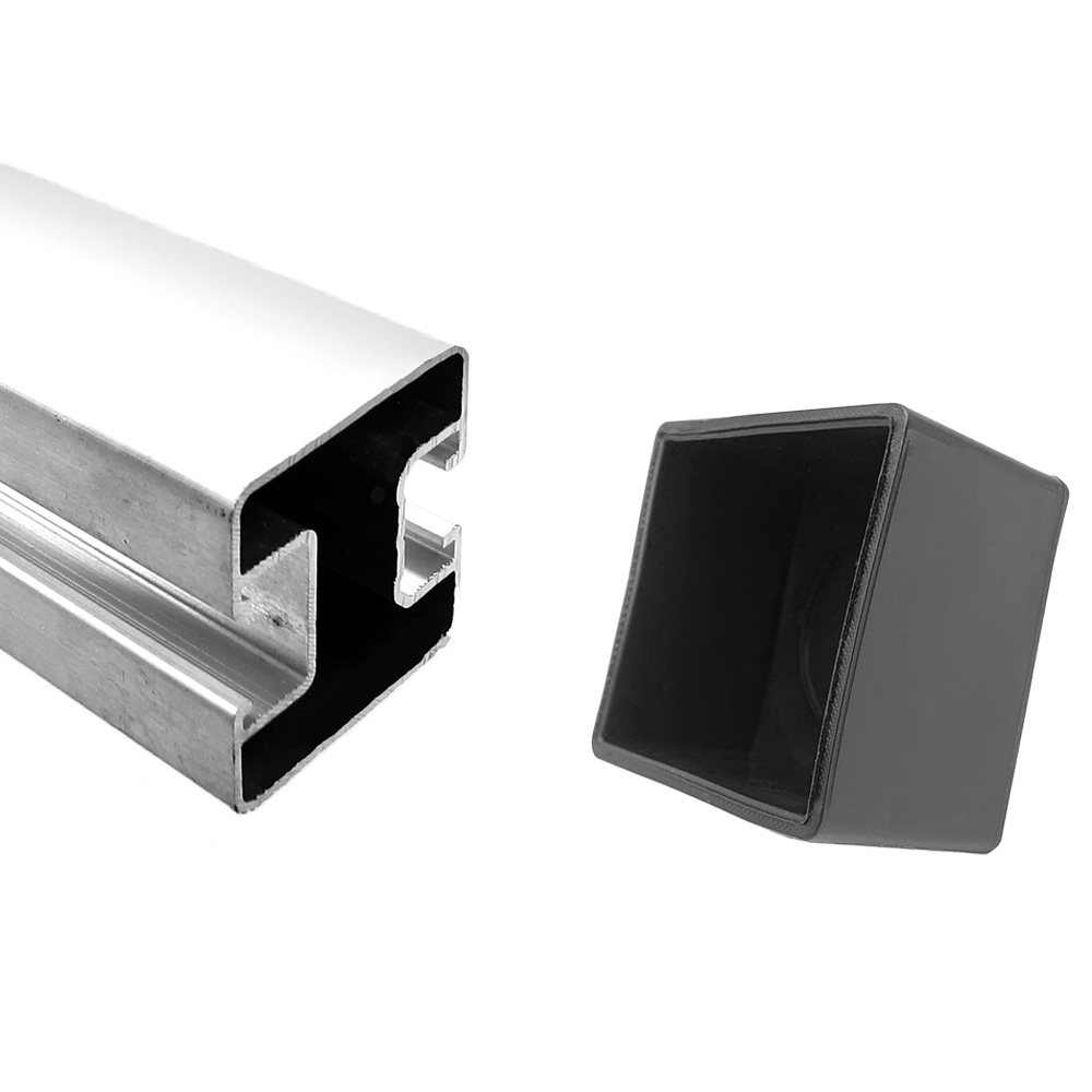 Schwarze Endkappe aus PA-Kunststoff neben em Ende einer Aluminiumschiene zur Montage, Ansicht von schräg vorne