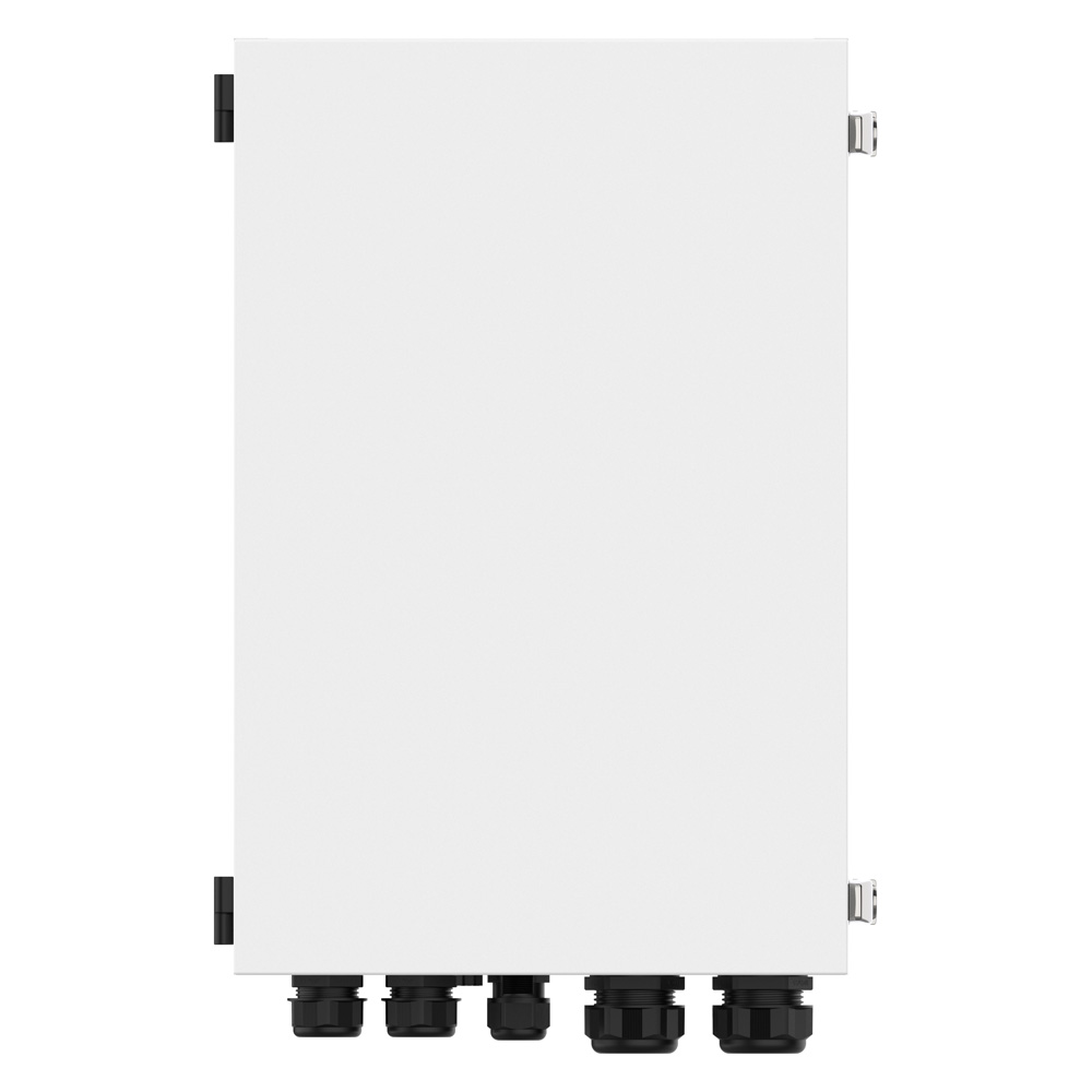 Frontansicht: weiße, rechteckige Solax X3-Matebox G2; schwarze und silberne Scharniere & unten schwarze Kabelverschraubungen