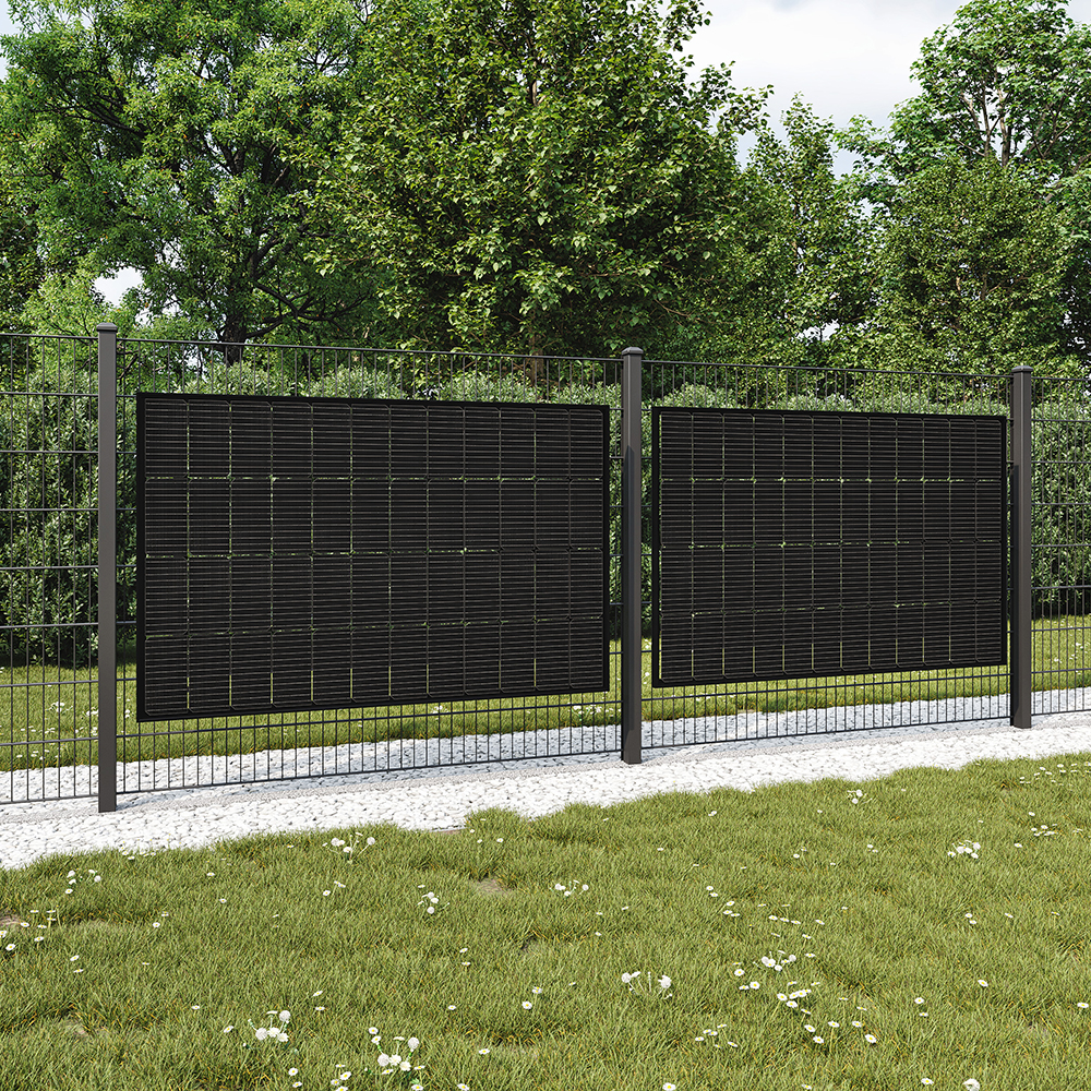 2 Solarmodule, waagrecht angebracht an einen Zaun mithilfe des ZaunPV Montagepakets