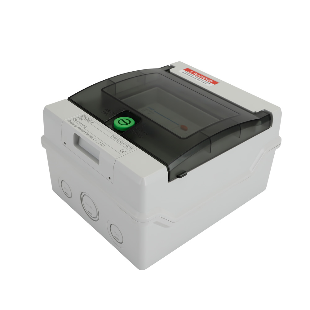 Schrägansicht: geschlossener Offgridtec Verteilerkasten mit 6 Eingängen, graues Gehäuse, dunkle Abdeckung, grüner Verschluss Schrägansicht: geschlossener Offgridtec Verteilerkasten mit 6 TE, graues Gehäuse, dunkle Abdeckung, grüner Verschluss