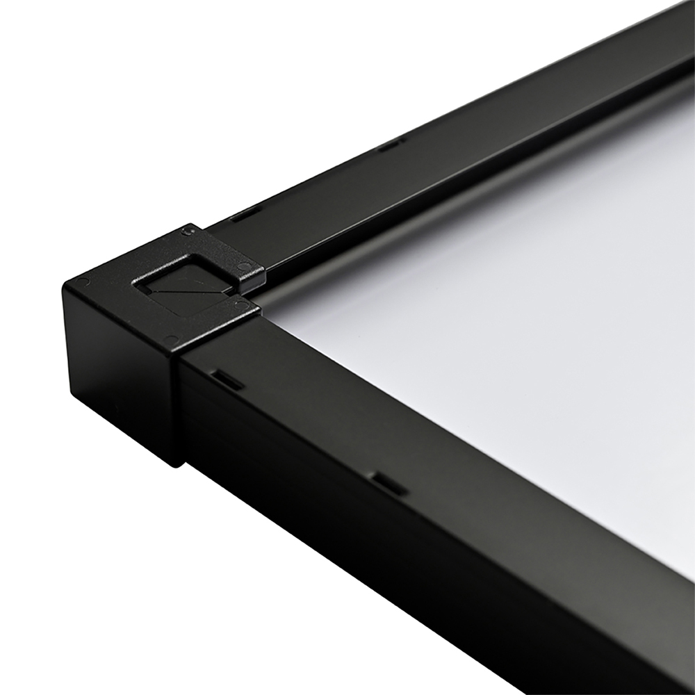 Solarmodul mit schwarzen Rahmen in naher Ansicht