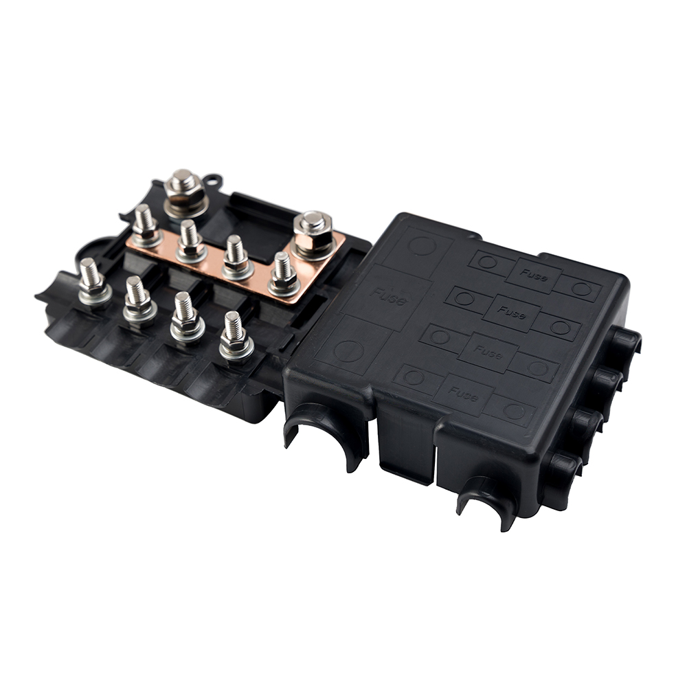 Schrägansicht: schwarzer Sicherungshalter 1 x Mega + 4 x Midi Sicherung inkl. Busbar; geöffnete Abdeckung