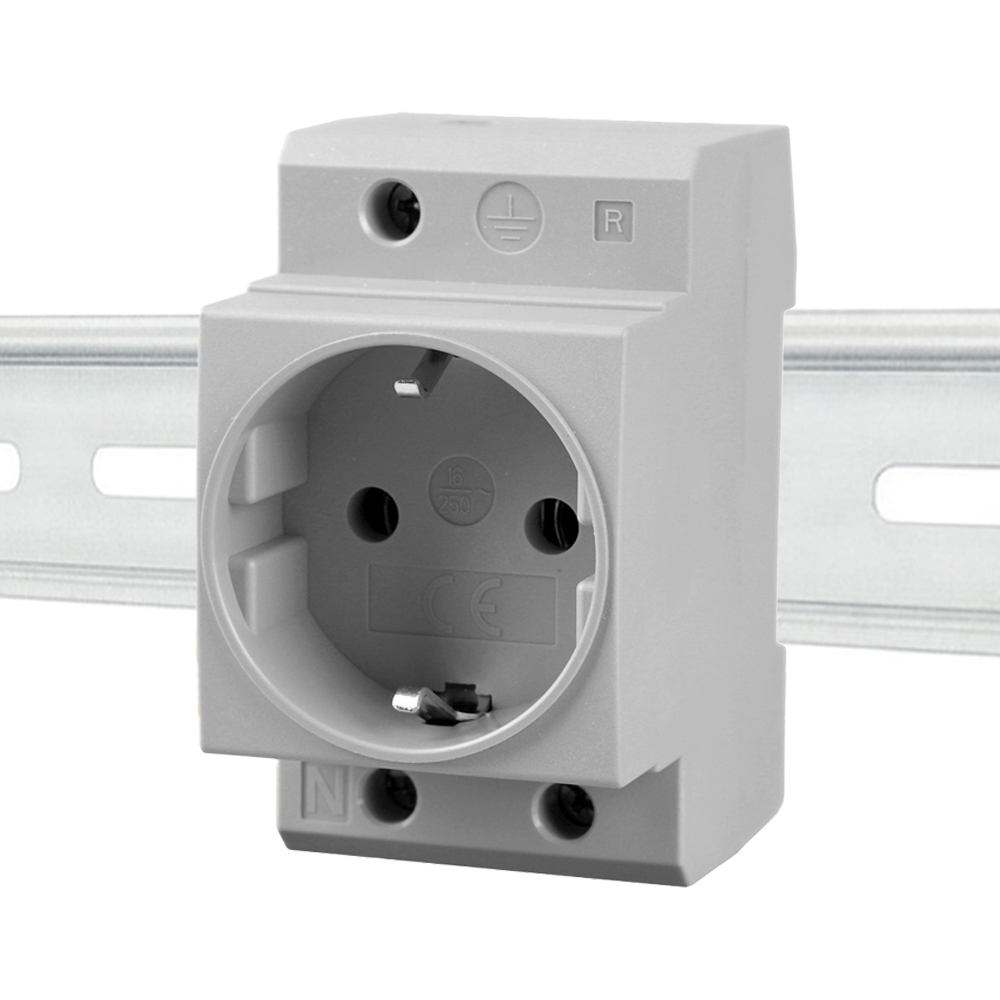 Schrägansicht: Hellgraue Offgridtec Schuko-Steckdose, angebracht an einer silbernen Hutschiene