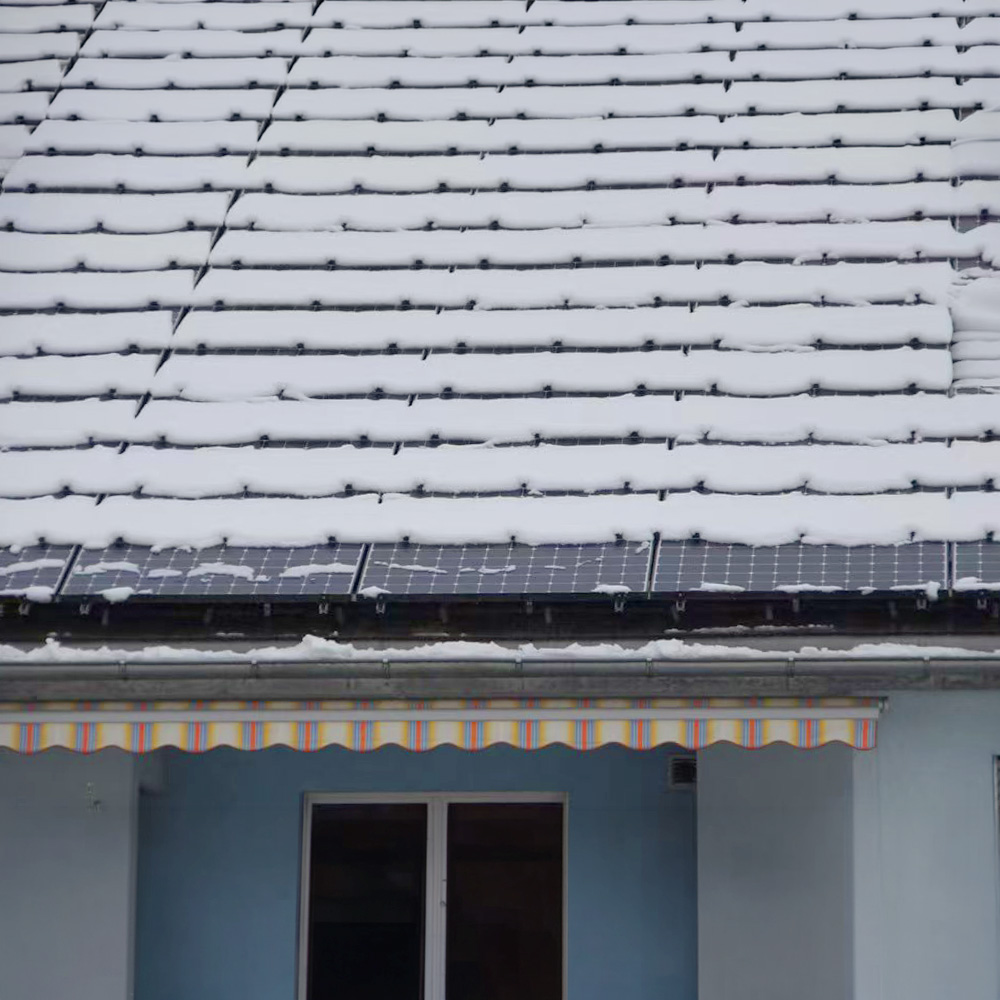 Dach mit Schneefangclips an den PV-Modulen die Schnee halten