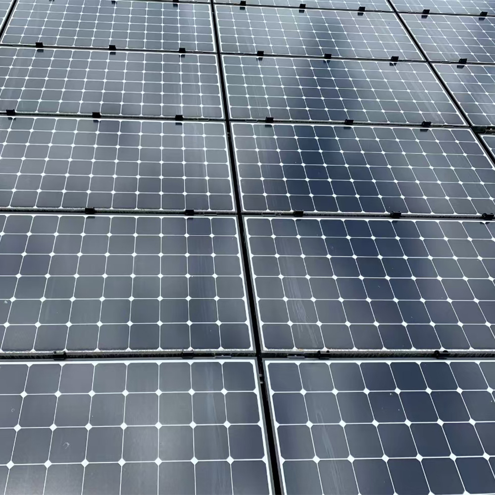 Dach mit Schneefangclips an den PV-Modulen, Ansicht ohne Schnee