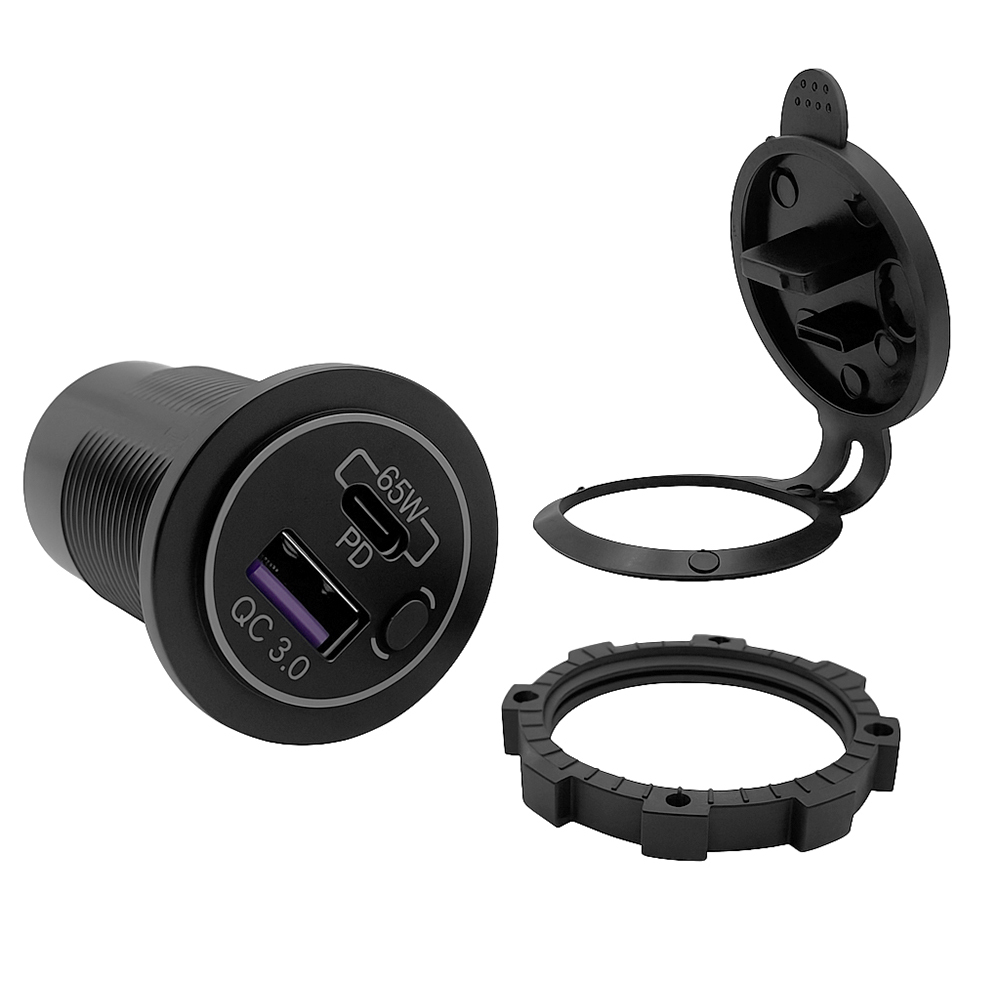 Schwarzen USB-Einbausteckdose mit USB-C und USB-A Anschluss, daneben die abgenommene Schutzkappe und der Befestigungsring 